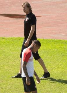Fußball, Copa America, Nationalteam Peru Training Peru s national soccer team head coach, Argentinian Ricardo Gareca (top), and player Paolo Guerrero attend a training session at the Pituacu stadium, in Sao Paulo, Brazil, 28 June 2019. Peru will face tomorrow against Uruguay in the Copa America quarter finals. Peru training in the Copa America !ACHTUNG: NUR REDAKTIONELLE NUTZUNG!  Copyright: xJoédsonxAlvesx COPAME2123 20190628-636973396929312682