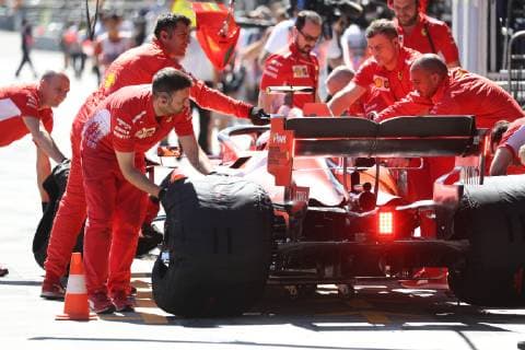 FORMULA 1 - GP of Austria 2019 SPIELBERG,AUSTRIA,28.JUN.19 - MOTORSPORTS, FORMULA 1 - Grand Prix of Austria, Red Bull Ring, free practice. Image shows mechanics. GEPAxpictures xAndreasxPranter