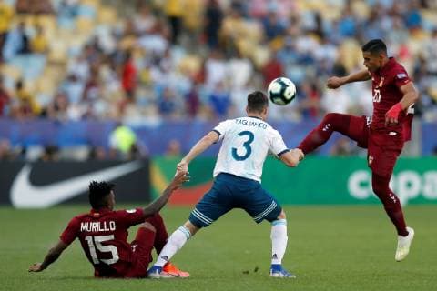 Fußball, Copa America, Venezuela - Argentinien Venezuelan Ronald Hernandez (R) in action before Argentinian Nicolas Tagliafico (C), during the Copa America 2019 quarter-finals soccer match between Venezuela and Argentina, at Maracana Stadium in Rio de Janeiro, Brazil, 28 June 2019. Venezuela vs. Argentina !ACHTUNG: NUR REDAKTIONELLE NUTZUNG!  Copyright: xAntonioxLacerdax SCA2142 20190628-636973530017876357