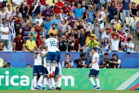 Fußball, Copa America, Venezuela - Argentinien Argentinian players celebrate upon scoring a goal during the Copa America 2019 quarter-finals soccer match between Venezuela and Argentina, at Maracana Stadium in Rio de Janeiro, Brazil, 28 June 2019. Venezuela vs. Argentina !ACHTUNG: NUR REDAKTIONELLE NUTZUNG!  Copyright: xAntonioxLacerdax SCA2153 20190628-636973536521619129