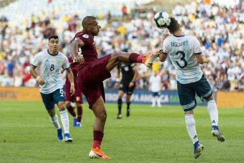 Fußball, Copa America, Venezuela - Argentinien Venezuela vs Argentina RIO DE JANEIRO, RJ - 28.06.2019: VENEZUELA VS ARGENTINA - Rondón Gimenez and Nicolas Tagliafico during a match between Venezuela and Argentina, valid for the quarterfinals of the Copa América 2019, held this Friday (28) at the Maracanã Stadium, in Rio de Janeiro, RJ. (Photo: Celso Pupo Fotoarena) x1754643x  CelsoxPupo