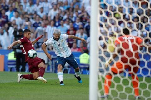 Fußball, Copa America, Venezuela - Argentinien Argentinian Sergio Aguero (C) vies for the ball with Venezuelan Ronald Fernandez (L) during the Copa America 2019 quarter-finals soccer match between Venezuela and Argentina, at Maracana Stadium in Rio de Janeiro, Brazil, 28 June 2019. Venezuela vs. Argentina !ACHTUNG: NUR REDAKTIONELLE NUTZUNG!  Copyright: xFernandoxMaiax SCA2161 20190628-636973541139127399