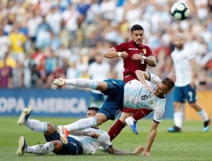 Fußball, Copa America, Venezuela - Argentinien Venezuelan Junior Moreno (C) kicks the ball before Argentinian Leandro Paredes (L) and German Pezzella (R) during the Copa America 2019 quarter-finals soccer match between Venezuela and Argentina, at Maracana Stadium in Rio de Janeiro, Brazil, 28 June 2019. Venezuela vs. Argentina !ACHTUNG: NUR REDAKTIONELLE NUTZUNG!  Copyright: xAntonioxLacerdax SCA2162 20190628-636973541793265276
