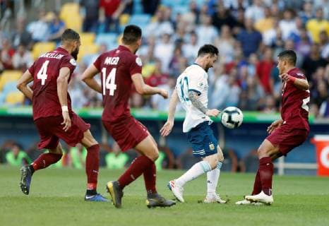 Fußball, Copa America, Venezuela - Argentinien Argentinian Lionel Messi (2-R) controls the ball, during the Copa America 2019 quarter-finals soccer match between Venezuela and Argentina, at Maracana Stadium in Rio de Janeiro, Brazil, 28 June 2019. Venezuela vs. Argentina !ACHTUNG: NUR REDAKTIONELLE NUTZUNG!  Copyright: xFernandoxMaiax SCA2165 20190628-636973542542029366