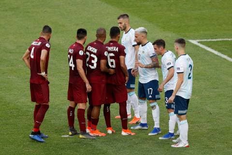 Fußball, Copa America, Venezuela - Argentinien Venezuelan and Argentinian players take position for a free kick by Venezuela, during the Copa America 2019 quarter-finals soccer match between Venezuela and Argentina, at Maracana Stadium in Rio de Janeiro, Brazil, 28 June 2019. Venezuela vs. Argentina !ACHTUNG: NUR REDAKTIONELLE NUTZUNG!  Copyright: xJulioxCesarxGuimaraesx SCA2171 20190628-636973545818432551