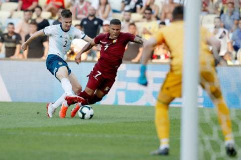 Fußball, Copa America, Venezuela - Argentinien Argentinian Juan Foyth (L) vies for the ball with Venezuelan Darwin Machis (C) during the Copa America 2019 quarter-finals soccer match between Venezuela and Argentina, at Maracana Stadium in Rio de Janeiro, Brazil, 28 June 2019. Venezuela vs. Argentina !ACHTUNG: NUR REDAKTIONELLE NUTZUNG!  Copyright: xAntonioxLacerdax SCA2172 20190628-636973546491617497