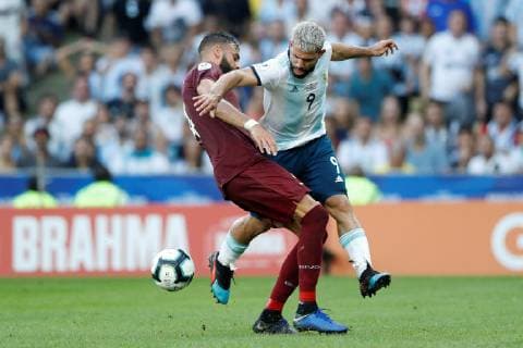 Fußball, Copa America, Venezuela - Argentinien Argentinian Sergio Aguero (R) vies for the ball with Venezuelan Jhon Chancellor (L) during the Copa America 2019 quarter-finals soccer match between Venezuela and Argentina, at Maracana Stadium in Rio de Janeiro, Brazil, 28 June 2019. Venezuela vs. Argentina !ACHTUNG: NUR REDAKTIONELLE NUTZUNG!  Copyright: xFernandoxMaiax SCA2179 20190628-636973553400005539