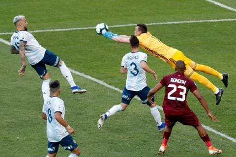 Fußball, Copa America, Venezuela - Argentinien Argentinian goalkeeper Franco Armani (C) hits the ball, during the Copa America 2019 quarter-finals soccer match between Venezuela and Argentina, at Maracana Stadium in Rio de Janeiro, Brazil, 28 June 2019. Venezuela vs. Argentina !ACHTUNG: NUR REDAKTIONELLE NUTZUNG!  Copyright: xJulioxCesarxGuimaraesx SCA2184 20190628-636973564039316626