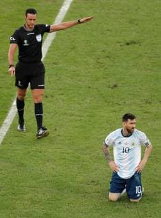 Fußball, Copa America, Venezuela - Argentinien Colombian referee Wilmar Roldan (L) and Argentinian Lionel Messi (R), during the Copa America 2019 quarter-finals soccer match between Venezuela and Argentina, at Maracana Stadium in Rio de Janeiro, Brazil, 28 June 2019. Venezuela vs. Argentina !ACHTUNG: NUR REDAKTIONELLE NUTZUNG!  Copyright: xJulioxCesarxGuimaraesx SCA2194 20190628-636973575214932848
