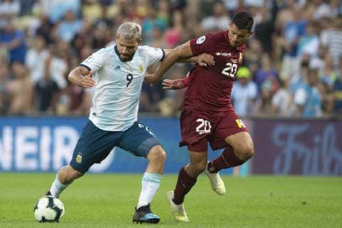 Fußball, Copa America, Venezuela - Argentinien Venezuela vs Argentina RIO DE JANEIRO, RJ - 28.06.2019: VENEZUELA VS ARGENTINA - Sergio Aguero and R. Hernández Pimentel during a match between Venezuela and Argentina, valid for the quarterfinals of the Copa America 2019, held this Friday (28) at the Maracanã Stadium, in Rio de Janeiro, RJ. (Photo: Celso Pupo Fotoarena) x1754708x  CelsoxPupo