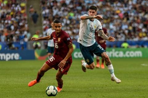 Fußball, Copa America, Venezuela - Argentinien Venezuela vs Argentina RIO DE JANEIRO, RJ - 28.06.2019: VENEZUELA VS ARGENTINA - Rosales and De Paul during a match between Venezuela and Argentina, valid for the quarterfinals of the Copa America 2019, held this Friday (28) at the Maracanã Stadium in Rio de Janeiro, RJ. (Photo: Nayra Halm Fotoarena) x1754709x  NayraxHalm