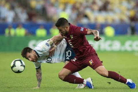 Fußball, Copa America, Venezuela - Argentinien Venezuela vs Argentina RIO DE JANEIRO, RJ - 28.06.2019: VENEZUELA VS ARGENTINA - Lionel Messi and Moreno Borrero during a match between Venezuela and Argentina, valid for the quarterfinals of the Copa América 2019, held this Friday (28) at the Maracanã Stadium, in Rio de Janeiro, RJ. (Photo: Celso Pupo Fotoarena) x1754719x  CelsoxPupo