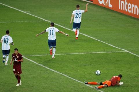 Fußball, Copa America, Venezuela - Argentinien Argentinian players celebrate upon scoring a goal during the Copa America 2019 quarter-finals soccer match between Venezuela and Argentina, at Maracana Stadium in Rio de Janeiro, Brazil, 28 June 2019. Venezuela vs. Argentina !ACHTUNG: NUR REDAKTIONELLE NUTZUNG!  Copyright: xJulioxCesarxGuimaraesx SCA21105 20190628-636973587607684075