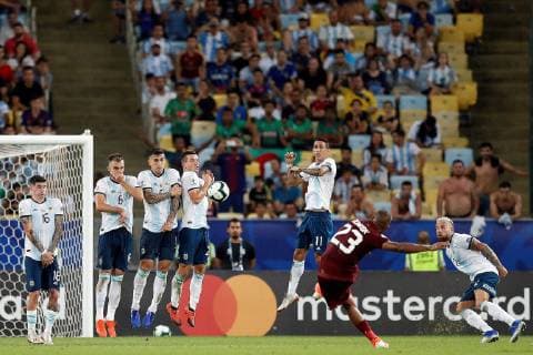 Fußball, Copa America, Venezuela - Argentinien Venezuelan Salomon Rondon (2-R) in acttion during a free-kick, during the Copa America 2019 quarter-finals soccer match between Venezuela and Argentina, at Maracana Stadium in Rio de Janeiro, Brazil, 28 June 2019. Venezuela vs. Argentina !ACHTUNG: NUR REDAKTIONELLE NUTZUNG!  Copyright: xAntonioxLacerdax SCA21111 20190628-636973590209547253