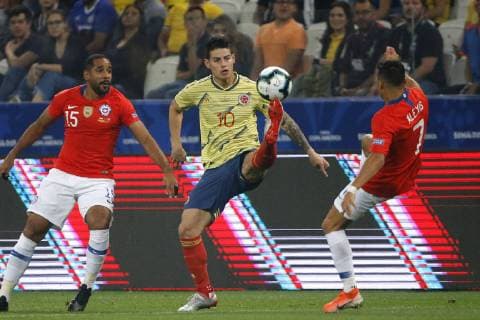 Futbol, Colombia vs Chile Copa America 2019 El jugador de la selecciones colombiana James Rodriguez, centro, disputa el balon con Alexis Sanchez de Chile durante el partido de cuartos de final de la Copa America realizado en el estadio Arena Corinthians de San Pablo, Brasil. 28 06 2019 Andres Pina Photosport Football, Colombia vs Chile Copa America Championship 2019 Colombia s player James Rodriguez, center, battles for the ball against Alexis Sanchez of Chile during the quarter final match of the Copa America Championship held at the Arena Corinthians stadium in Sao Paulo, Brazil. 28 06 2019 Andres Pina Photosport Colombia vs Chile, Copa America 2019 
