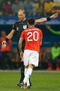 Colombia vs. Chile SÃO PAULO, SP - 28.06.2019: COLOMBIA VS. CHILE - Charles Aránguiz of Chile discusses with referee Nestor Pitana during a match between Colombia and Chile, valid for the quarterfinals of Copa America 2019, held this Friday (28) at the Corinthians Arena in São Paulo, SP. (Photo: Marcelo Machado de Melo Fotoarena) x1754879x  MarceloxMachadoxdexMelo