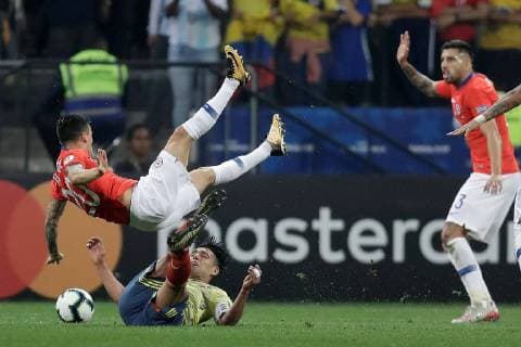 BRA50. SAO PAULO (BRASIL), 28 06 19.- Colombia s Falcao García (down) vies for the ball against Chile s Charles Aranguiz during the Copa America 2019 quarter-finals soccer match between Colombia and Chile, at Arena Corinthians Stadium in Sao Paulo, Brazil, 28 June 2019. Colombia vs Chile !ACHTUNG: NUR REDAKTIONELLE NUTZUNG!  Copyright: xFernandoxBizerrax SCA2050 20190629-636973695618346055