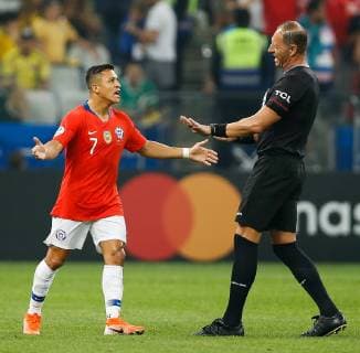 Colombia vs. Chile SÃO PAULO, SP - 28.06.2019: COLOMBIA VS. CHILE - Alexis Sánchez of Chile complains with referee Nestor Pitana during a match between Colombia and Chile, valid for the quarterfinals of the Copa America 2019, held this Friday (28) at the Corinthians Arena in São Paulo, SP. (Photo: Marcelo Machado de Melo Fotoarena) x1754882x  MarceloxMachadoxdexMelo