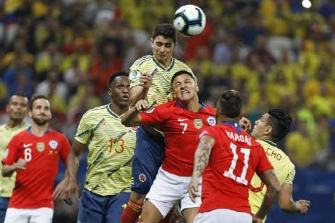 Colombia vs. Chile SÃO PAULO, SP - 28.06.2019: COLOMBIA VS. CHILE - Stefan Medina and Alexis Sánchez during a match between Colombia and Chile, valid for the quarterfinals of Copa America 2019, held this Friday (28) at the Corinthians Arena in São Paulo, SP. (Photo: Ricardo Moreira Fotoarena) x1754901x  RicardoxMoreira