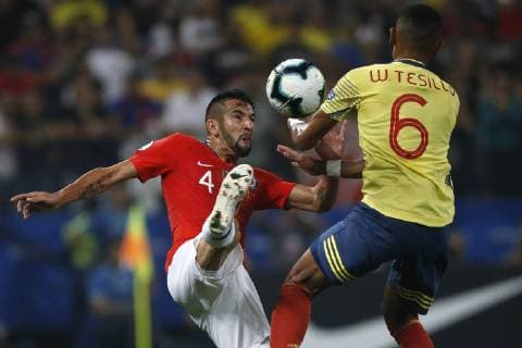 Futbol, Colombia vs Chile Copa America 2019 El jugador de la selecciones chilena Mauricio Isla, izquierda , disputa el balon con William Tesillo de Colombia durante el partido de cuartos de final de la Copa America realizado en el estadio Arena Corinthians de San Pablo, Brasil. 28 06 2019 Andres Pina Photosport Football, Colombia vs Chile Copa America Championship 2019 Chile s player Mauricio Isla, left , battles for the ball against William Tesillo of Colombia during the quarter final match of the Copa America Championship held at the Arena Corinthians stadium in Sao Paulo, Brazil. 28 06 2019 Andres Pina Photosport Colombia vs Chile, Copa America 2019 