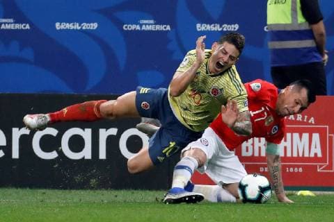 Colombia s James Rodríguez (UP) vies for the ball against Chile s Gary Medel during the Copa America 2019 quarter-finals soccer match between Colombia and Chile, at Arena Corinthians Stadium in Sao Paulo, Brazil, 28 June 2019. Colombia vs Chile !ACHTUNG: NUR REDAKTIONELLE NUTZUNG!  Copyright: xPauloxWhitakerx SCA2096 20190629-636973714172662654