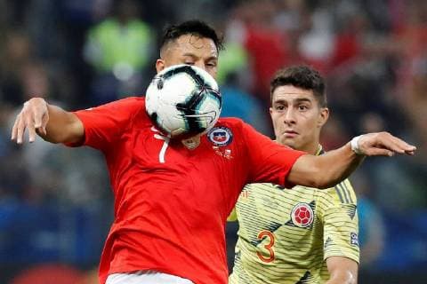 Colombia s Stefan Medina (L) vies for the ball against Chile s Alexis Sanchez during the Copa America 2019 quarter-finals soccer match between Colombia and Chile, at Arena Corinthians Stadium in Sao Paulo, Brazil, 28 June 2019. Colombia vs Chile !ACHTUNG: NUR REDAKTIONELLE NUTZUNG!  Copyright: xPauloxWhitakerx SCA2098 20190629-636973714776455078