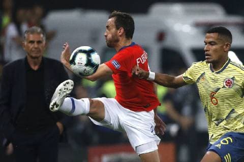 Futbol, Colombia vs Chile Copa America 2019 El jugador de la selecciones chilena ose Pedro Fuenzalida, centro, disputa el balon con William Tesillo de Colombia durante el partido de cuartos de final de la Copa America realizado en el estadio Arena Corinthians de San Pablo, Brasil. 28 06 2019 Andres Pina Photosport Football, Colombia vs Chile Copa America Championship 2019 Chile s player ose Pedro Fuenzalida, center, battles for the ball against William Tesillo of Colombia during the quarter final match of the Copa America Championship held at the Arena Corinthians stadium in Sao Paulo, Brazil. 28 06 2019 Andres Pina Photosport Colombia vs Chile, Copa America 2019 