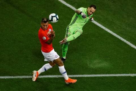 Colombia s David Ospina (R) vies for the ball against Chile s Eduardo Vargas during the Copa America 2019 quarter-finals soccer match between Colombia and Chile, at Arena Corinthians Stadium in Sao Paulo, Brazil, 28 June 2019. Colombia vs Chile !ACHTUNG: NUR REDAKTIONELLE NUTZUNG!  Copyright: xMarceloxChellox SCA20104 20190629-636973721419890806