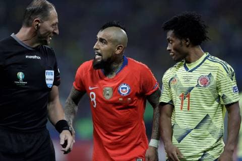 Argentine referee Nestor Pitana (L) talks with Chile s Arturo Vidal next to Colombia s Juan Guillermo Cuadrado during the Copa America 2019 quarter-finals soccer match between Colombia and Chile, at Arena Corinthians Stadium in Sao Paulo, Brazil, 28 June 2019. Colombia vs Chile !ACHTUNG: NUR REDAKTIONELLE NUTZUNG!  Copyright: xFernandoxBizerrax SCA20105 20190629-636973726326010735