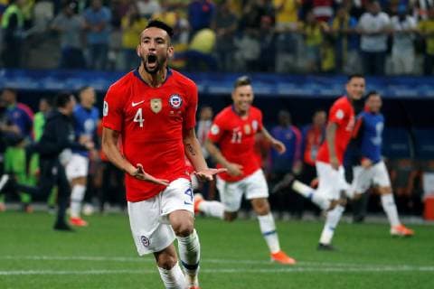 Chile s Mauricio Isla celebrateS the victory of the team during the Copa America 2019 quarter-finals soccer match between Colombia and Chile, at Arena Corinthians Stadium in Sao Paulo, Brazil, 28 June 2019. Colombia vs Chile !ACHTUNG: NUR REDAKTIONELLE NUTZUNG!  Copyright: xPauloxWhitakerx SCA20152 20190629-636973767939160012