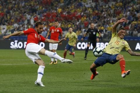 Futbol, Colombia vs Chile Copa America 2019 El jugador de la selecciones chilena Jose Pedro Fuenzalida, izquierda, disputa el balon con Andres Uribe de Colombia durante el partido de cuartos de final de la Copa America realizado en el estadio Arena Corinthians de San Pablo, Brasil. 28 06 2019 Andres Pina Photosport Football, Colombia vs Chile Copa America Championship 2019 Chile s player Jose Pedro Fuenzalida, left, battles for the ball against Andres Uribe of Colombia during the quarter final match of the Copa America Championship held at the Arena Corinthians stadium in Sao Paulo, Brazil. 28 06 2019 Andres Pina Photosport Colombia vs Chile, Copa America 2019 
