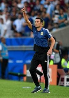 (190629) -- RIO DE JANEIRO, June 29, 2019 -- Argentina s head coach Lionel Scaloni gestures during the Copa America 2019 quarterfinal match between Argentina and Venezuela, in Rio de Janeiro, Brazil, June 28, 2019. Argentina won 2-0. ) (SP)BRAZIL-RIO DE JANEIRO-FOOTBALL-COPA AMERICA 2019-ARG VS VEN XinxYuewei 