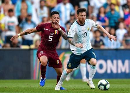 (190629) -- RIO DE JANEIRO, June 29, 2019 -- Argentina s Lionel Messi(R) competes with Junior Moreno of Venezuela during the Copa America 2019 quarterfinal match between Argentina and Venezuela, in Rio de Janeiro, Brazil, June 28, 2019. Argentina won 2-0. ) (SP)BRAZIL-RIO DE JANEIRO-FOOTBALL-COPA AMERICA 2019-ARG VS VEN XinxYuewei 