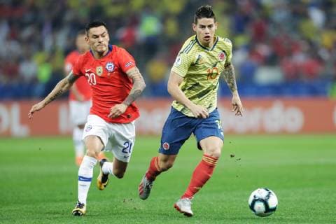 (190629) -- SAO PAULO, June 29, 2019 -- Colombia s James Rodriguez (R) competes with Charles Aranguiz of Chile during the Copa America 2019 quarterfinal match between Chile and Colombia, in Sao Paulo, Brazil, June 28, 2019. Chile won 5-4 in penalty shoot-out. Francisco Canedo) (SP)BRAZIL-SAO PAULO-FOOTBALL-COPA AMERICA 2019-CHILE VS COLOMBIA FuxLangxisike¡¤kanieduo 