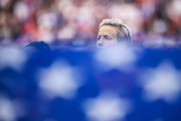 28.06.2019, xkvx, Fussball Frauen WM Viertelfinale in Frankreich, Frankreich - USA emspor, v.l. Megan Rapinoe (Nationalmannschaft USA) singt bei der Nationalhymne Hymne nicht mit Paris *** 28 06 2019, xkvx, Football Womens World Cup Quarter Finals in France, France USA emspor, v l Megan Rapinoe National Team USA does not sing with Paris at the national anthem Hymne