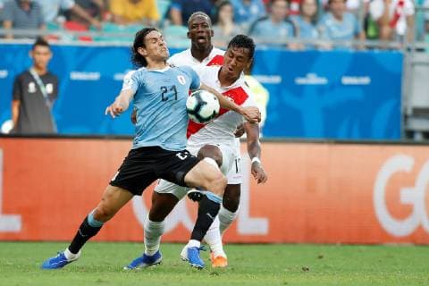 Uruguay s Edinson Cavani (L) in action against Peruvian Renato Tapia (R) during the Copa America 2019 quarter-finals soccer match between Uruguay and Peru, at Arena Fonte Nova Stadium in Salvador, Brazil, 29 June 2019. Uruguay vs. Peru !ACHTUNG: NUR REDAKTIONELLE NUTZUNG!  Copyright: xJoedsonxAlvesx SCA2262 20190629-636974408281311713
