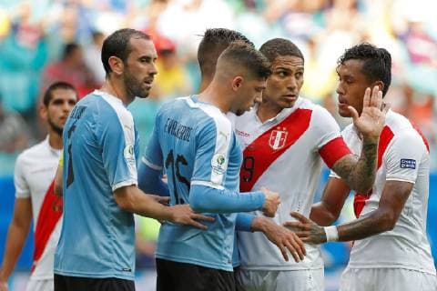 Peruvian Paolo Guerrero (2R) reacts against Uruguay s Federico Valverde (C) and Diego Godín (L) during the Copa America 2019 quarter-finals soccer match between Uruguay and Peru, at Arena Fonte Nova Stadium in Salvador, Brazil, 29 June 2019. Uruguay vs. Peru !ACHTUNG: NUR REDAKTIONELLE NUTZUNG!  Copyright: xJoedsonxAlvesx SCA2267 20190629-636974410957172812
