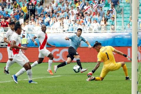 Uruguay s Luis Suarez (2R) in action against Peruvian goalkeeper Pedro Gallese (R) during the Copa America 2019 quarter-finals soccer match between Uruguay and Peru, at Arena Fonte Nova Stadium in Salvador, Brazil, 29 June 2019. Uruguay vs. Peru !ACHTUNG: NUR REDAKTIONELLE NUTZUNG!  Copyright: xMauricioxDuenasxCastanedax SCA2268 20190629-636974412284772193