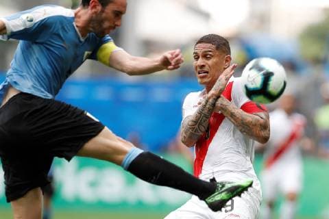 Uruguay s Diego Godin (L) in action against Peruvian Paolo Guerrero during the Copa America 2019 quarter-finals soccer match between Uruguay and Peru, at Arena Fonte Nova Stadium in Salvador, Brazil, 29 June 2019. Uruguay vs. Peru !ACHTUNG: NUR REDAKTIONELLE NUTZUNG!  Copyright: xJoedsonxAlvesx SCA2270 20190629-636974416832330221