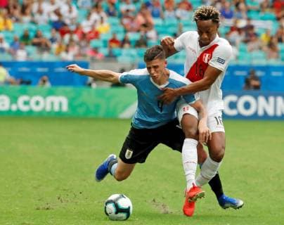 Uruguay s Giovanni González (L) in action against Peruvian Andre Carrillo (R) during the Copa America 2019 quarter-finals soccer match between Uruguay and Peru, at Arena Fonte Nova Stadium in Salvador, Brazil, 29 June 2019. Uruguay vs. Peru !ACHTUNG: NUR REDAKTIONELLE NUTZUNG!  Copyright: xMauricioxDuenasxCastanedax SCA2279 20190629-636974418056010398