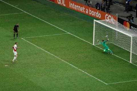 Peruvian Paolo Guerrero (L) scores against Uruguayan goalkeeper Fernando Muslera (R) during the penalty shoot-out after the Copa America 2019 quarter-finals soccer match between Uruguay and Peru, at Arena Fonte Nova Stadium in Salvador, Brazil, 29 June 2019. Uruguay vs. Peru !ACHTUNG: NUR REDAKTIONELLE NUTZUNG!  Copyright: xRaulxSpinassex SCA22126 20190629-636974470595717116