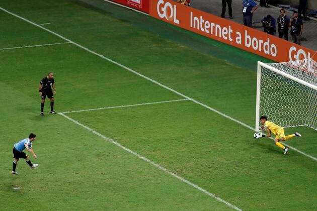 Sport Themen der Woche KW26 Sport Bilder des Tages Uruguayan Luis Suarez (L) fails a goal against Peruvian goalkeeper Pedro Gallese (R) during the penalty shoot-out after the Copa America 2019 quarter-finals soccer match between Uruguay and Peru, at Arena Fonte Nova Stadium in Salvador, Brazil, 29 June 2019. Uruguay vs. Peru !ACHTUNG: NUR REDAKTIONELLE NUTZUNG!  Copyright: xRaulxSpinassex SCA22129 20190629-636974471829460868