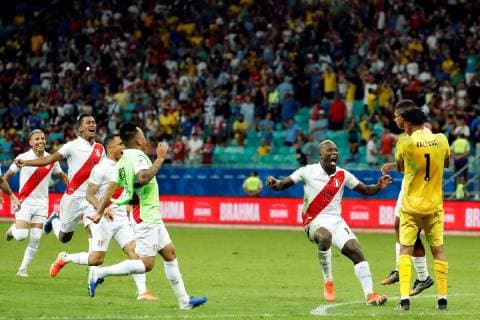 Peruvian players celebrate their qualification to the semifinals during the penalty shoot-out after the Copa America 2019 quarter-finals soccer match between Uruguay and Peru, at Arena Fonte Nova Stadium in Salvador, Brazil, 29 June 2019. Uruguay vs. Peru !ACHTUNG: NUR REDAKTIONELLE NUTZUNG!  Copyright: xMauricioxDuenasxCastanedax SCA22135 20190629-636974474365914640