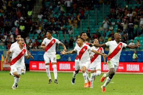 Peruvian players celebrate their qualification to the semifinals during the penalty shoot-out after the Copa America 2019 quarter-finals soccer match between Uruguay and Peru, at Arena Fonte Nova Stadium in Salvador, Brazil, 29 June 2019. Uruguay vs. Peru !ACHTUNG: NUR REDAKTIONELLE NUTZUNG!  Copyright: xMauricioxDuenasxCastanedax SCA22140 20190629-636974475007493262