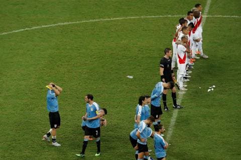 Uruguayan (L) and Peruvian players line up during the penalty shoot-out after the Copa America 2019 quarter-finals soccer match between Uruguay and Peru, at Arena Fonte Nova Stadium in Salvador, Brazil, 29 June 2019. Uruguay vs. Peru !ACHTUNG: NUR REDAKTIONELLE NUTZUNG!  Copyright: xRaulxSpinassex SCA22163 20190629-636974481574918448