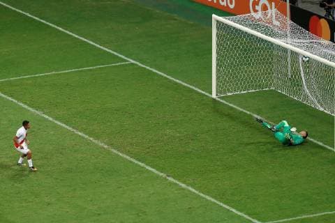 Uruguayan goalkeeper Fernando Muselera (R) concedes a goal during the penalty shoot-out after the Copa America 2019 quarter-finals soccer match between Uruguay and Peru, at Arena Fonte Nova Stadium in Salvador, Brazil, 29 June 2019. Uruguay vs. Peru !ACHTUNG: NUR REDAKTIONELLE NUTZUNG!  Copyright: xRaulxSpinassex SCA22161 20190629-636974482847858109