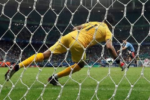 Peruvian goalkeeper Pedro Gallese catches the ball of Uruguay s Luis Suarez during the penalty shoot-out after the Copa America 2019 quarter-finals soccer match between Uruguay and Peru, at Arena Fonte Nova Stadium in Salvador, Brazil, 29 June 2019. Uruguay vs. Peru !ACHTUNG: NUR REDAKTIONELLE NUTZUNG!  Copyright: xJoedsonxAlvesx SCA22183 20190630-636974514120229586