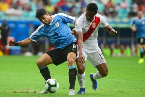 29th June, 2019, Arena Fonte Nova Stadium, Salvador, Brazil; Copa America International football tournament, Peru versus Uruguay; Luis Su& xe1;rez of Uruguay holds off Renato Tapia of Peru  ActionPlus12149294 AndersonxStevens