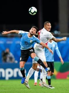 (190630) -- SALVADOR, June 30, 2019 -- Uruguay s Giorgian De Arrascaeta (L) vies with Paolo Guerrero of Peru during the Copa America 2019 quarterfinal match between Uruguay and Peru in Salvador, Brazil, June 29, 2019. Peru won 5-4 in penalty shoot-out. ) (SP)BRAZIL-SALVADOR-FOOTBALL-COPA AMERICA 2019-PERU VS URUGUAY XinxYuewei 