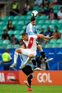 (190630) -- SALVADOR, June 30, 2019 -- Uruguay s Rodrigo Bentancur (Top) vies with Paolo Guerrero (C) of Peru during the Copa America 2019 quarterfinal match between Uruguay and Peru in Salvador, Brazil, June 29, 2019. Peru won 5-4 in penalty shoot-out. ) (SP)BRAZIL-SALVADOR-FOOTBALL-COPA AMERICA 2019-PERU VS URUGUAY XinxYuewei 